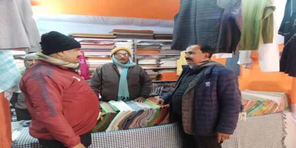 वाराणस्यां गृहे-गृहे खादी-उपयोगस्य प्रसारार्थं प्रदर्शनी आयोजितास्ति — परिक्षेत्रीयः खादीग्रामोद्योग-अधिकारी