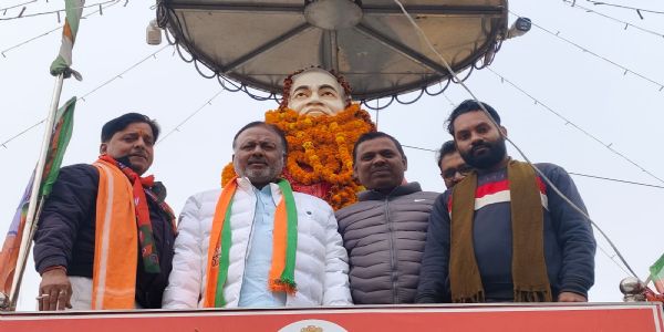 अटल बिहारी वाजपेयिनः 101तमायां जयंत्याम् अटल चतुष्पथि श्रद्धांजलिः, कार्यकर्तारोऽकुर्वन् नमनम्