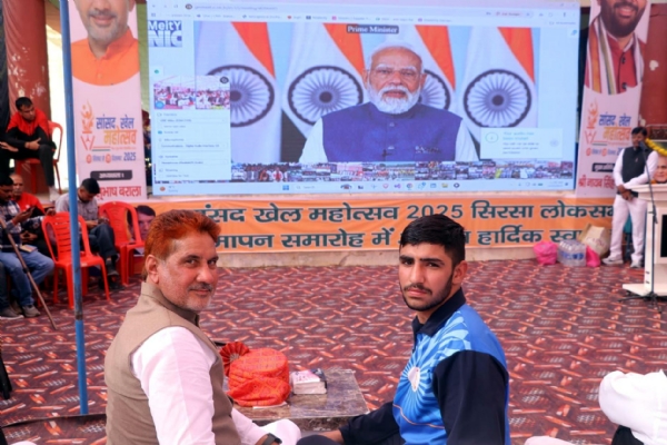 फतेहाबाद। पीएम से बातचीत करते बॉक्सर नीरज, साथ हैं सांसद सुभाष बराला।