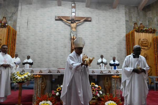 वाराणसी धर्मप्रांत के बिशप डॉ. यूजीन जोसेफ प्रभु ईसा मसीह के बाल स्वरूप का दर्शन कराते हुए