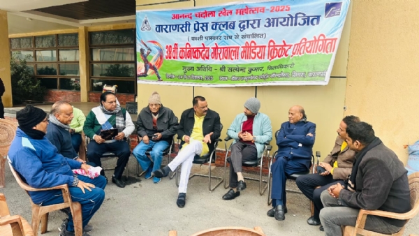 चैंपियनशिप के बारे में पत्रकारों को बताते महापौर