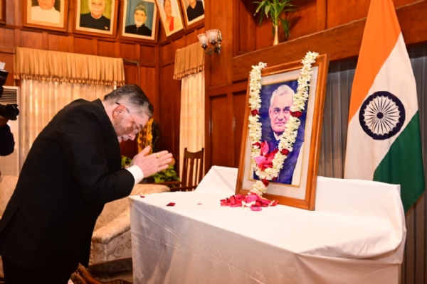 राज्यपाल श्रद्धांजलि देते हुए