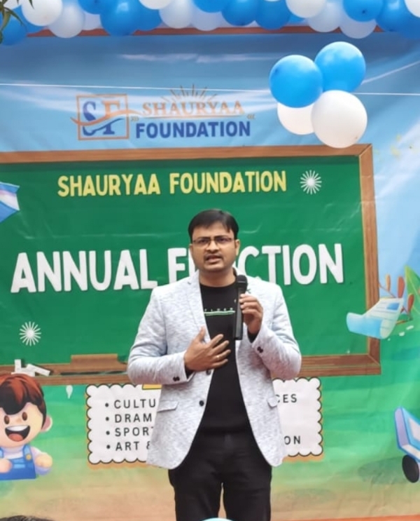 शौर्या फाउंडेशन के निदेशक अपनी बात रखते हुए