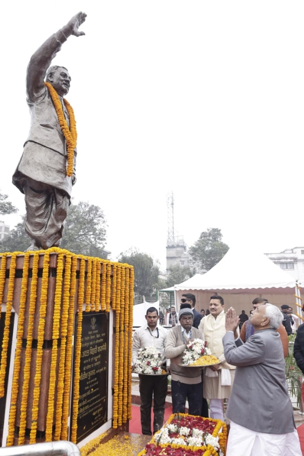 अटल जी की प्रतिमा पर माल्यार्पण करते मुख्यमंत्री नीतीश