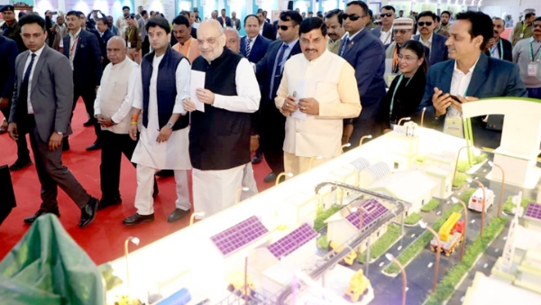 अभ्युदय एमपी ग्रोथ समिट में प्रदर्शनी का अवलोकन