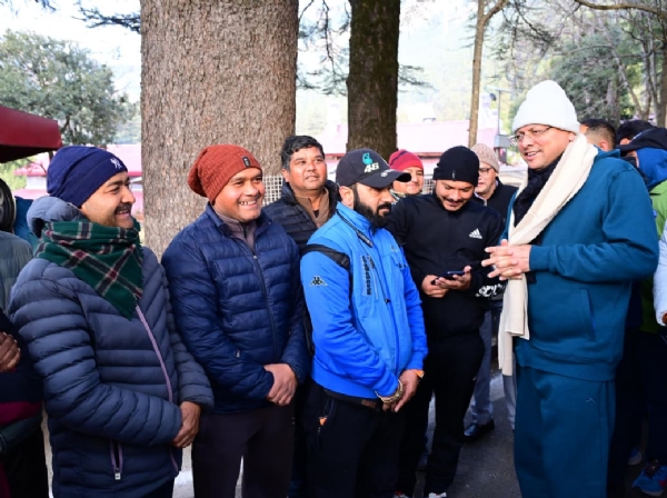 मुख्यमंत्री नैनीताल में  लोगों से बातचीत करते।