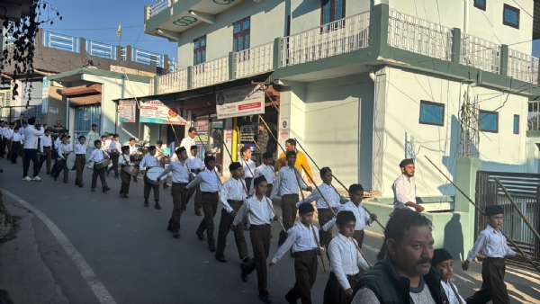 लोहाघाट में पथ संचलन करते राष्ट्रीय स्वयंसेवक संघ के बाल स्वयंसेवक