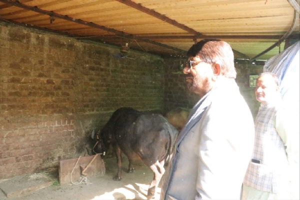 मंत्री लखन पटेल  ने विदिशा जिले में किसान से गृह भेंटकर चर्चा की