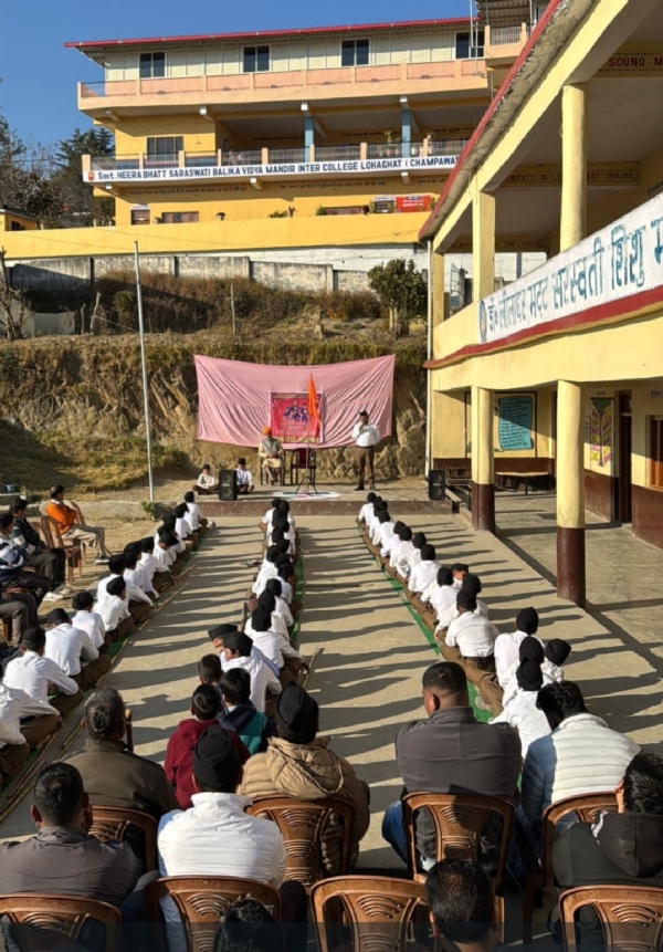 लोहाघाट में पथ संचलन करते राष्ट्रीय स्वयंसेवक संघ के बाल स्वयंसेवक