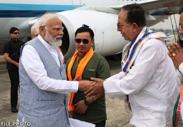 प्रधानमंत्री नरेन्द्र मोदी और बिस्वा बंधु सेन (फाइल फोटो)