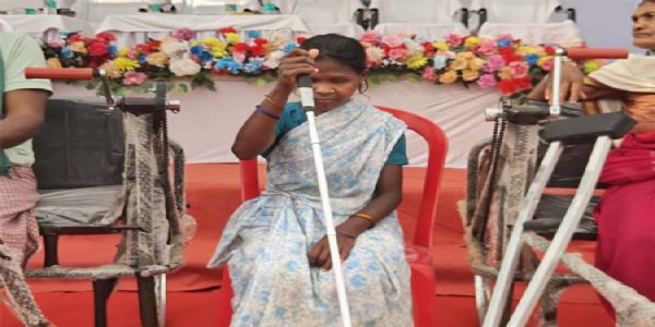 सुशासनस्य प्रकाशेन संवर्तते जीवनं, नेत्रहीन इंद्राण्याः स्थितिः पूर्वस्मात् अनुकूला