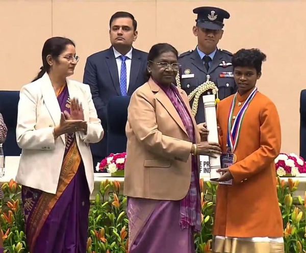 राष्ट्रपति मुर्मु योगिता मंडावी को सम्मानित करती हुई