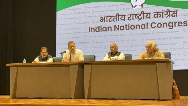 कांग्रेस कार्यसमिति (सीडब्ल्यूसी) की बैठक के बाद संवाददाता सम्मेलन में नेता