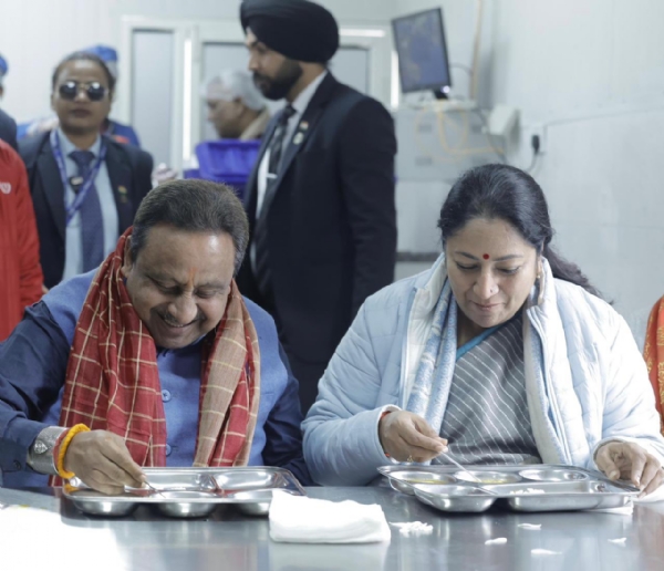 शालीमार बाग की अटल कैंटीन में शनिवार को भाजपा सांसद प्रवीण खंडेलवाल के साथ भोजन करतीमुख्यमंत्री रेखा गुप्ता
