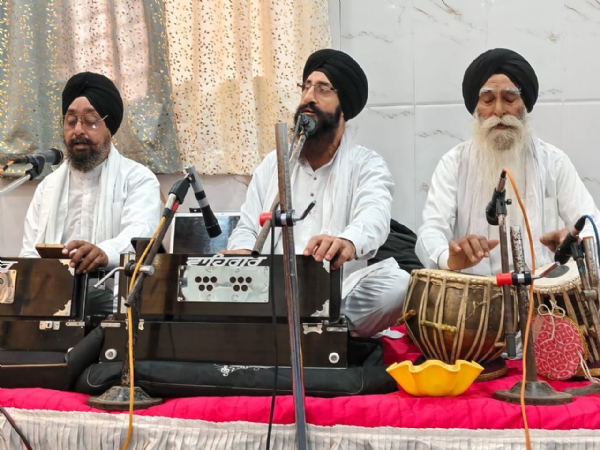 कीर्तन करते ज्ञानी टाटानगर से आए ज्ञानी हरमित सिंह एवं अन्य
