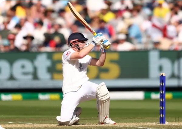 शॉट खेलते हैरी ब्रुक