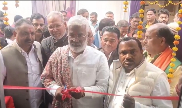 उद्घाटन करते मंत्री