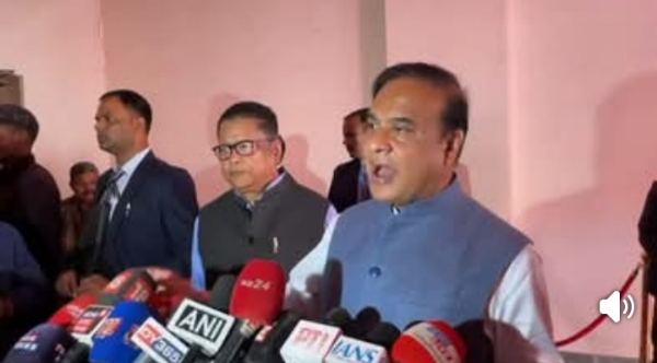 संवाददाताओं से बातचीत करते हुए मुख्यमंत्री डॉ हिमंत बिस्व सरमा।