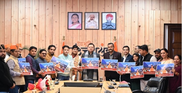 मुख्यमंत्री पुष्कर सिंह धामी मुख्यमंत्री आवास पैंली-पैंली बार उत्तराखण्डी गीत का विमोचन करते।