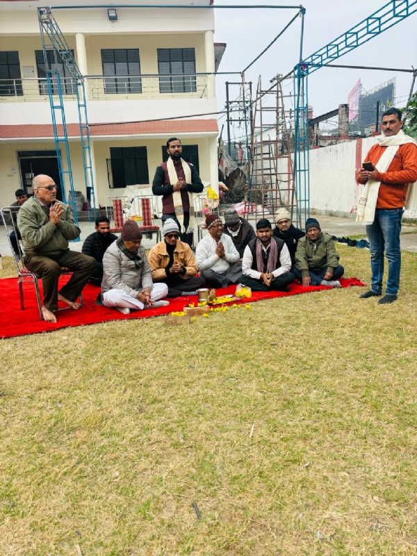 हिन्दू सम्मेलन का भूमि पूजन करते कार्यकर्ता