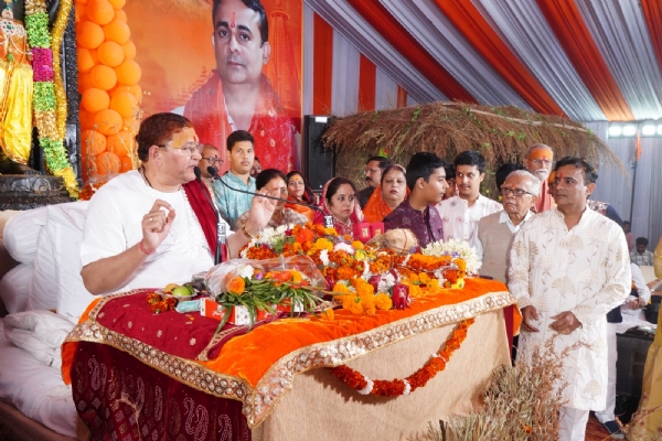 कथा सुनाते हुए पं. अतुल कृष्ण महाराज।