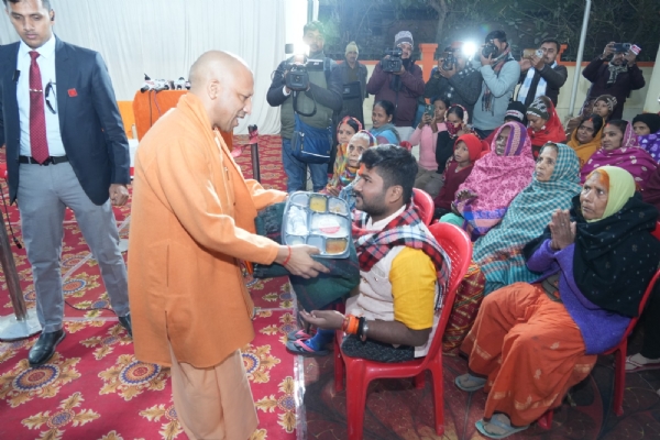सीएम योगी ने किया दो रैन बसेरों का निरीक्षण, जरुरतमंदों में वितरित किया कंबल और भोजन*