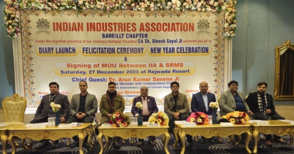 आईआईए बरेली चैप्टर द्वारा आयोजित डायरी विमोचन, सम्मान समारोह एवं एमओयू हस्ताक्षर कार्यक्रम में मंचासीन आईआईए राष्ट्रीय अध्यक्ष दिनेश गोयल, चैप्टर चेयरमैन मयूर धीरवानी सहित पदाधिकारी व उद्योगपति।