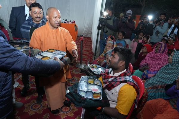 सीएम योगी ने किया दो रैन बसेरों का निरीक्षण, जरुरतमंदों में वितरित किया कंबल और भोजन*
