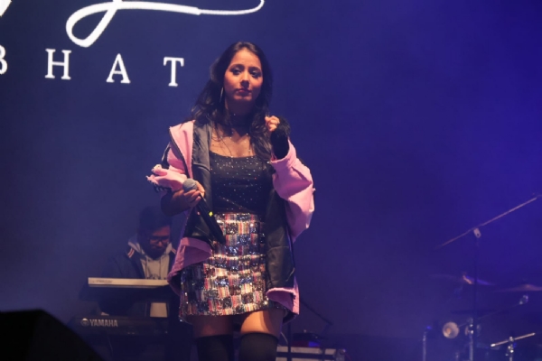 कांगड़ा कार्निवाल को चौथी सांस्कृतिक संध्या में कार्यक्रम पेश करते हुए कलाकार।