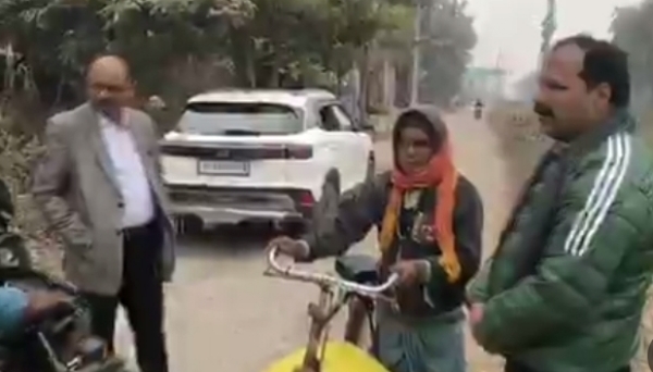 किसान से वार्ता करते अधिकारी