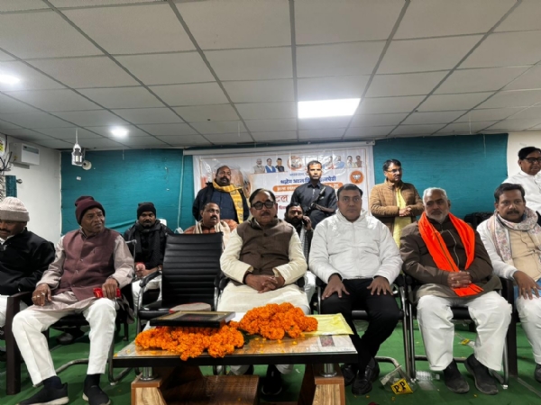 मंचासीन मुख्य अतिथि और अन्य लोग