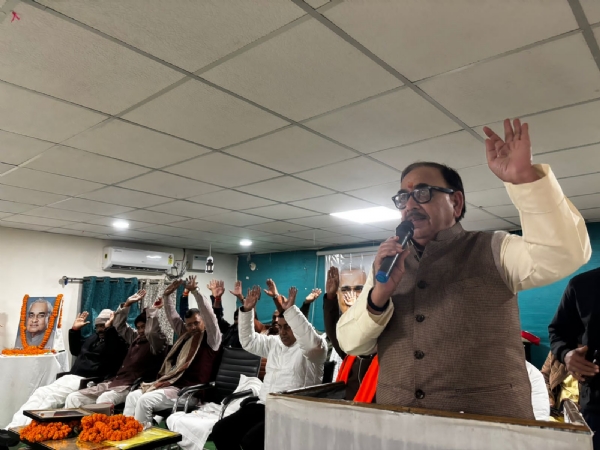 महेंद्र नाथ पाण्डेय सभा को संबोधित करते हुए