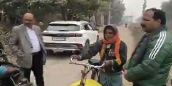 उर्वरकाणाम् उपलब्धतायाः वितरणस्य च स्थलीयं निरीक्षणं, कृषकैस्सह वार्ता च