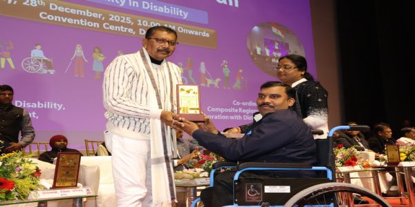 दुमकाजनपदे ‘पर्पल्-फेयर्’ इत्यस्यायोजने प्रतिभावन्तः दिव्याङ्गजनाः सम्मानिताः