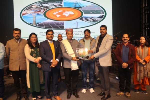 प्रस्तुति देते हुए कलाकार।