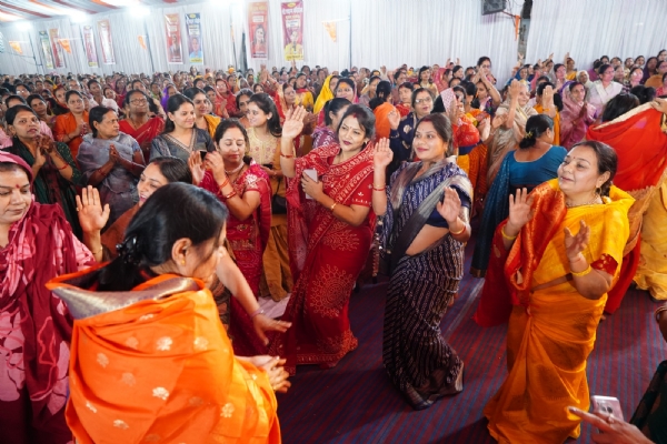 कथा के दौरान झूमती हुई महिलाएं।