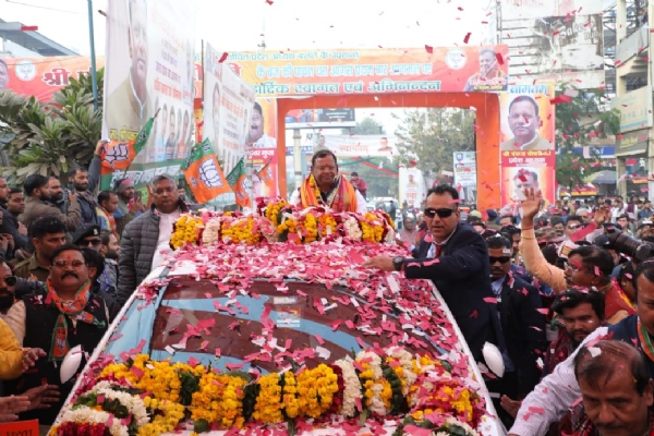 पंकज चौधरी का स्वागत करते कार्यकर्ता