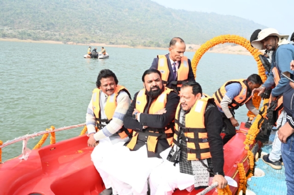 झील का नाव से भमण करते समाट चाैधरी