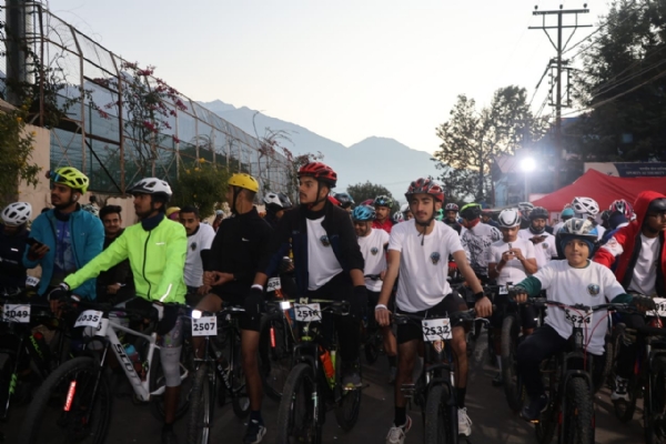 साइकिल राइड का शुभारंभ करते हुए मेयर।