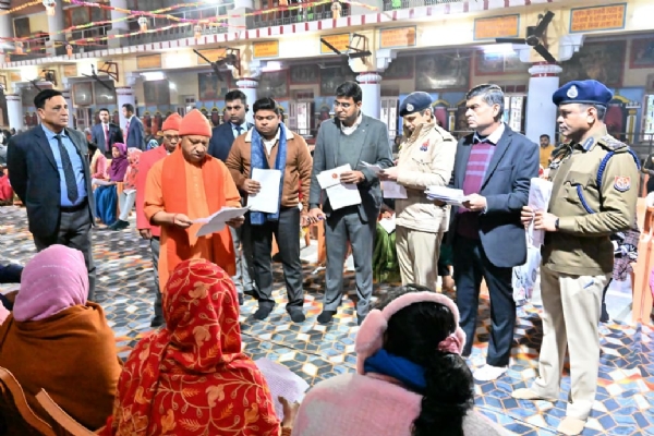 सीएम  योगी  ने गोरखनाथ मंदिर में जनता दर्शन का आयोजन कर लोगों से मुलाकात की