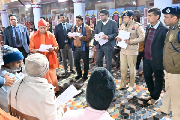 सीएम  योगी  ने गोरखनाथ मंदिर में जनता दर्शन का आयोजन कर लोगों से मुलाकात की
