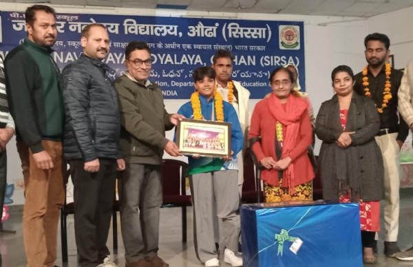 एललीट ज्योति को सम्मानित करते विद्यालय के प्राचार्य।