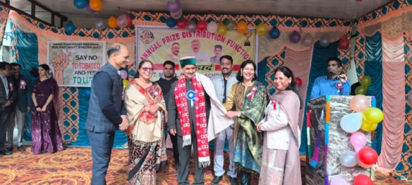 स्कूल के वार्षिकोत्सव में मौजूद उपमुख्य सचेतक केवल पठानिया को सम्मानित करते हुए स्टाफ।