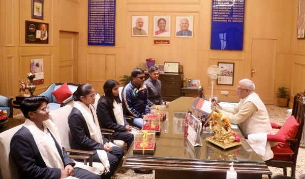 राज्यपाल राष्ट्रीय ब्लाइंड महिला टी-20 टीम की प्रदेश की खिलाड़ियों से चर्चा करते हुए