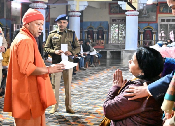 सीएम  योगी  ने गोरखनाथ मंदिर में जनता दर्शन का आयोजन कर लोगों से मुलाकात की