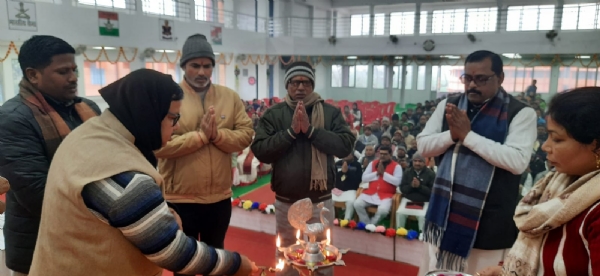 उद्घाटन करते अतिथि