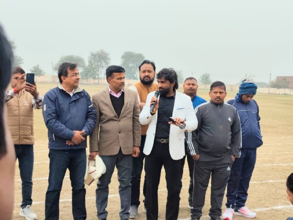 पूर्वांचल विश्वविद्यालय  के एकलव्य स्टेडियम में योगेश्वर दत्त लोगो को संबोधित करते हुए