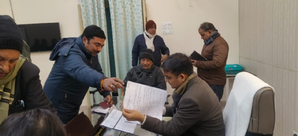 जनता दर्शन कार्यक्रम में फरियाद सुनते जिलाधिकारी