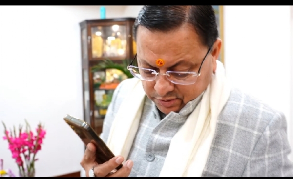 मुख्यमंत्री पुष्कर सिंह धामी एंजेल चकमा के पिता से फोन पर  बात करते।