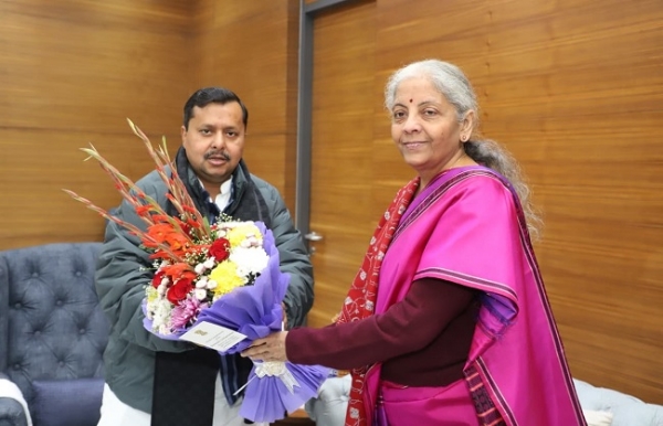 भाजपा के राष्‍ट्रीय कार्यकारी अध्‍यक्ष से मुलाकात करते वित्‍त मंत्री